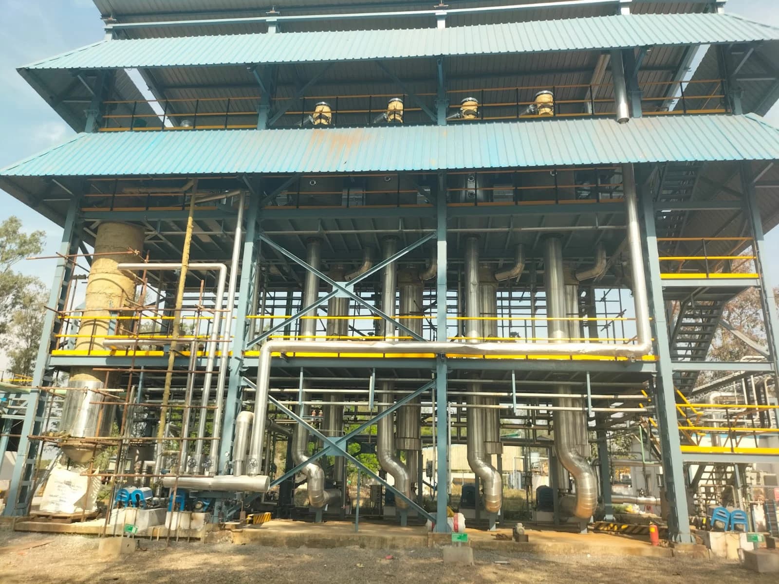 Industrial evaporation installation with process vessels, access platforms and interconnecting piping